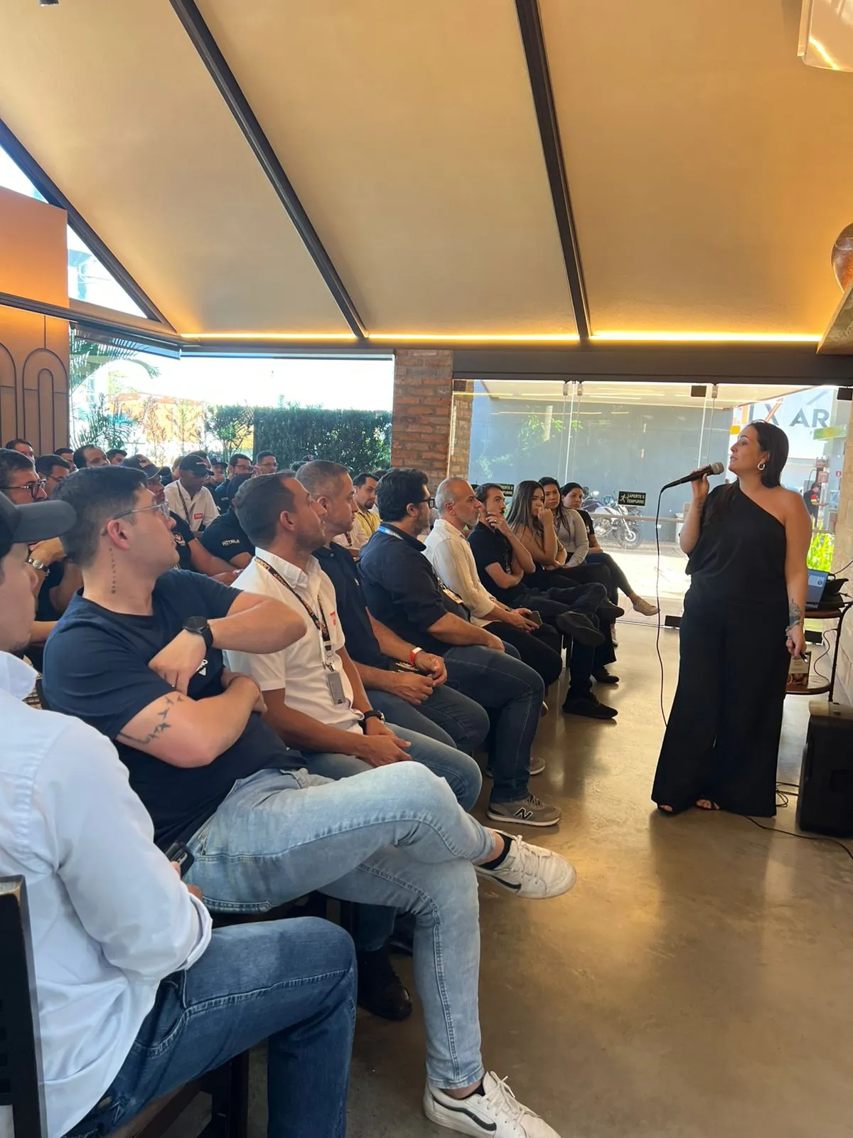 Dani Athia conduzindo uma palestra para uma plateia de líderes